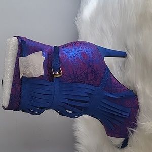 High heel shoe with tassels